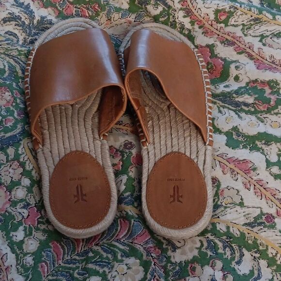 Frye   - Picture 3 of 6